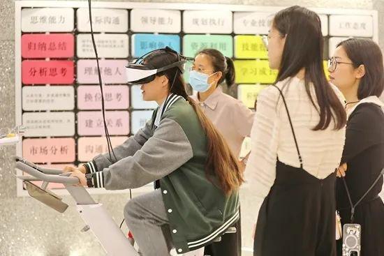 2023年5月14日,在浙江省嘉兴市儿童青少年心理健康服务总站,学生在体验“动力单车”,释放不良情绪。视觉中国供图