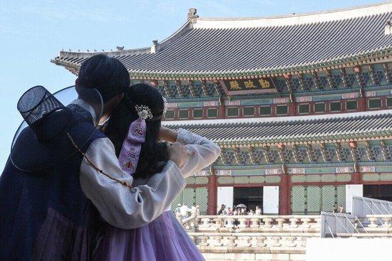 一对韩国年轻夫妇(图源:社交媒体)