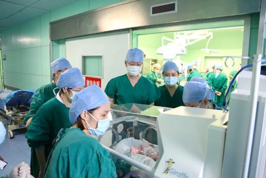 第一个出生的宝宝被送进NICU急救。图片来源:深圳市妇幼保健院微信公众号