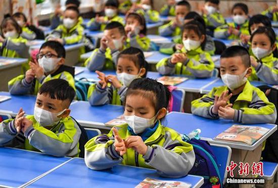 继3月16日初三、高三及中职学校毕业班正式复课后,根据自治区教育厅安排,3月23日,新疆中小学和中职学校迎来全面开学复课。中新社记者 刘新 摄