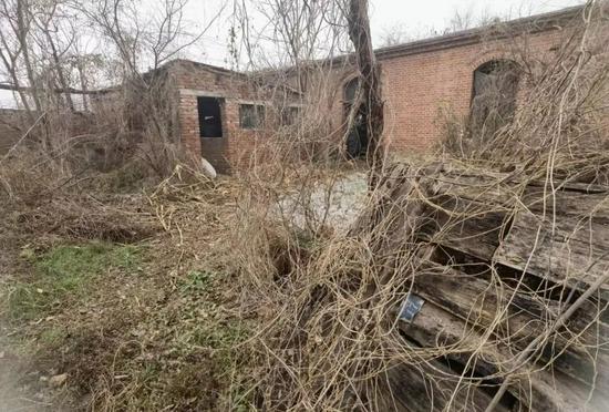 符建涛户籍地址牛吴村17号,是一所废弃多年的房屋。新京报记者 李照 摄