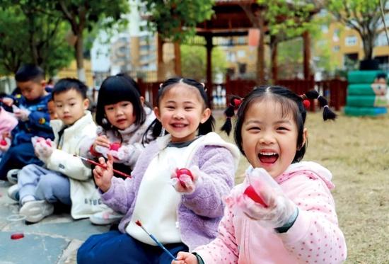 2月21日,贵州黔东南苗族侗族自治州从江县,大地幼儿园开展“二月二·龙抬头”主题民俗活动,小朋友们展示自己的彩蛋作品。图/IC