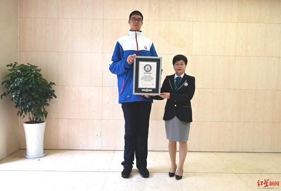 小宇获得“最高的青少年(男性)”吉尼斯世界纪录称号