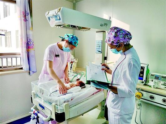 图为昨日,童童在省妇幼保健院得到了救治