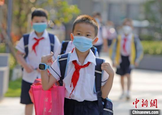 海南小学生有序入学。 张茜翼 摄