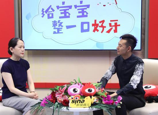 北京大学口腔医院儿童口腔科主任医师马文利(左一)做客新浪育儿直播间