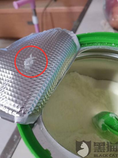 奶粉里有异物(图为网友提供)
