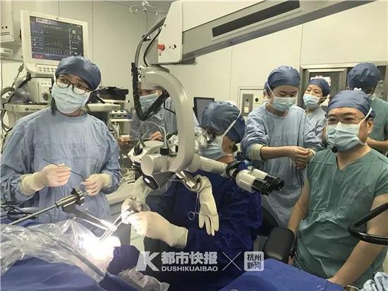 (Glanz教授和李勇主任共同为小娟做手术)