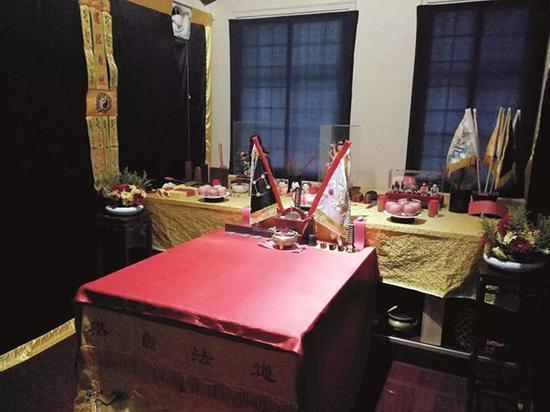 王慧珍为了给当事人“祈福”,总是煞有介事地要求摆上祭坛。