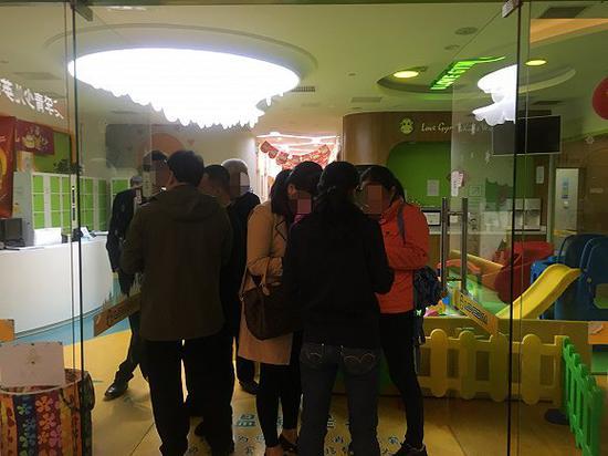 5时20分,已有约20名接到关店通知的家长赶到大悦城中心现场,且不断有新的家长赶来。(图片来源:界面教育 司雯雯)