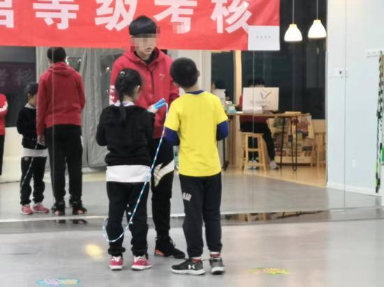 跳绳老师在给孩子们讲解跳绳技术要领。摄影/新京报记者 吴婷婷