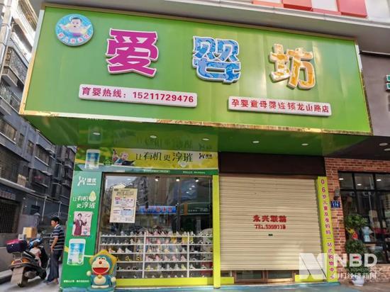 14日下午5点左右,爱婴坊龙山路店大门将关。图片来源:每经记者 刘晨光 摄
