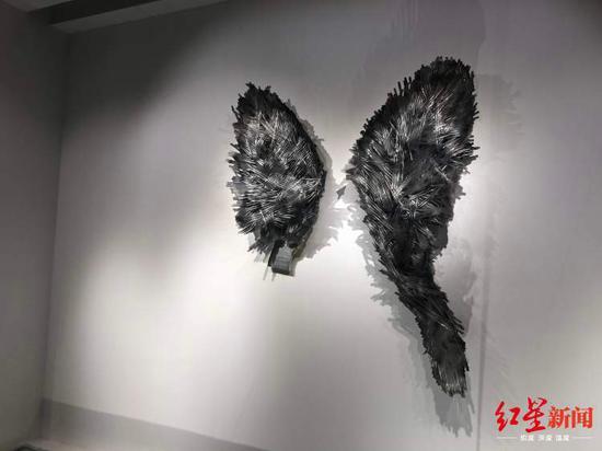 破损展品改名《折》后仍在展出(图据《新闻晨报》)
