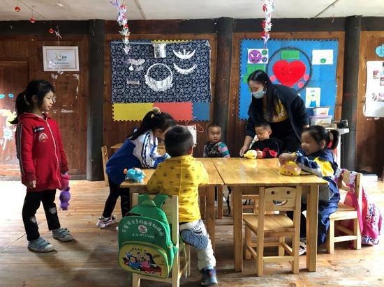山村幼儿园一方面根据国家幼儿园教学指导纲要制定教学内容,同时在教学中融入地方特色自编课程。图/中国发展研究基金会