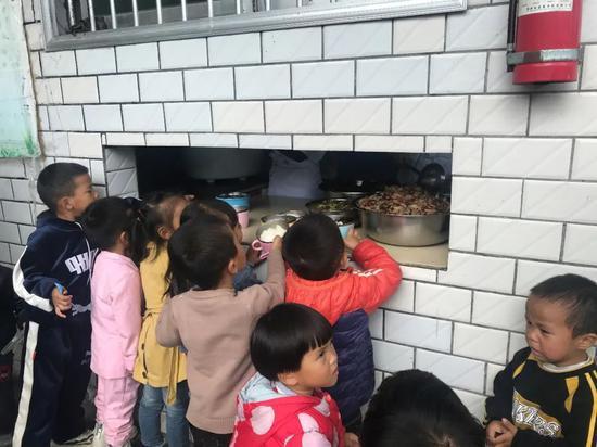 银岩村山村幼儿园位于银岩完小校园内,幼儿与银岩完小学生一起排队领营养午餐。摄影/本刊记者 樊朔