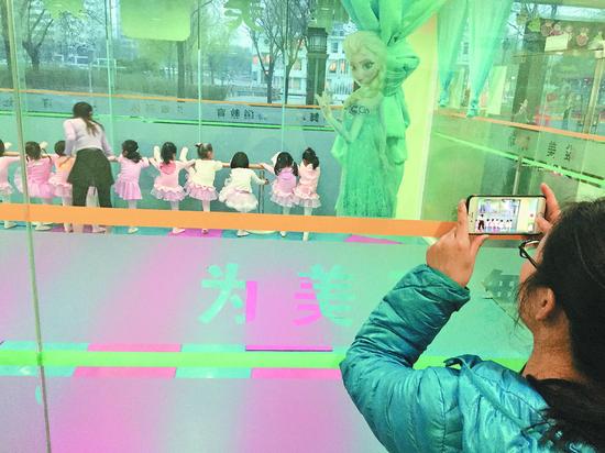 父母眼中的孩子 本报记者 贾宁 摄