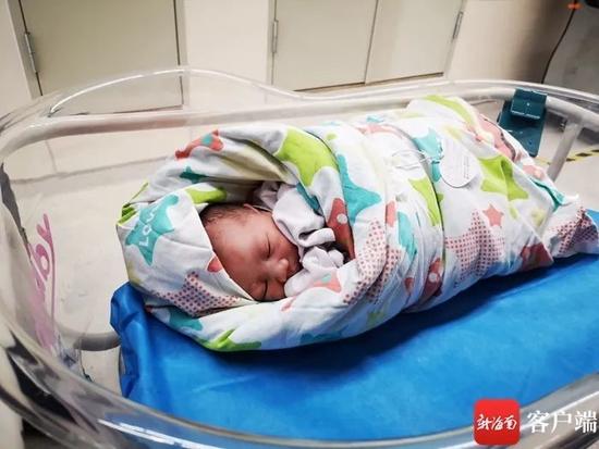 资料图:2021年1月1日上午10点13分,海南省妇女儿童医学中心出生的第二个“元旦宝宝”。记者 王洪旭 摄