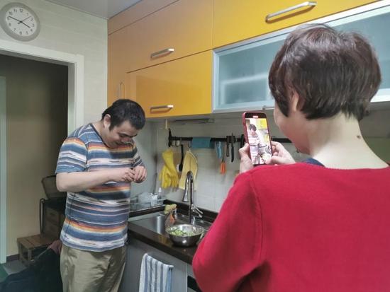 2022年3月28日,杨弢择豆角,田惠萍录下视频。新京报记者 朱清华 摄