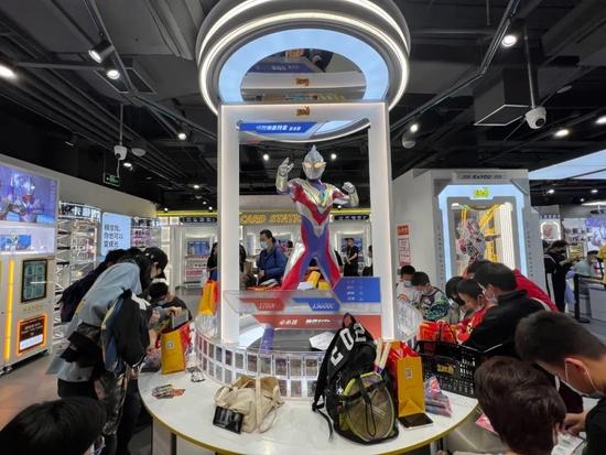 卡游门店里的1:1奥特曼等身模型,笔者摄