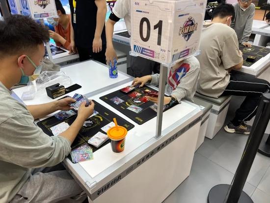 卡游门店对决区,笔者摄