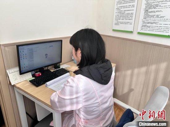 保健员何越正在查看成都市托幼机构卫生保健信息系统。尧欣雨 摄