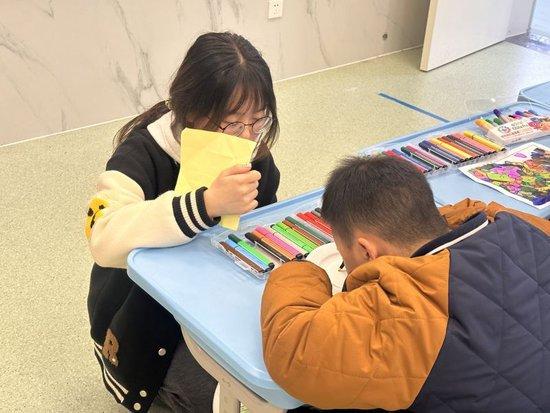 3月底,南京特殊教育师范学院特殊教育学院孤独症儿童教育专业的学生们一起去江宁特殊教育学校参与志愿服务。受访者供图