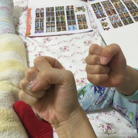 李小璐母女俩一起攥拳头