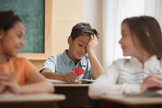 小学生连换三男友 父母该反省什么?