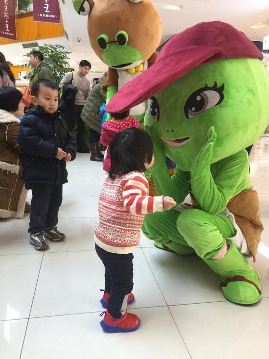 青蛙人偶和小朋友互动