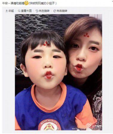 贾静雯和侄子搞怪