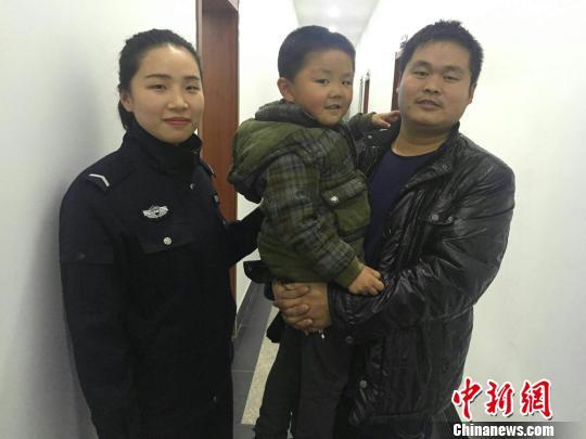 两位民警发起全城寻人暖遍朋友圈。 朱建峰 摄