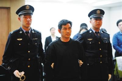 昨日,陈良涛在海淀法院受审,被判22个月。他表示将上诉,还当庭喊冤:“没过上一天两个老婆的生活”。