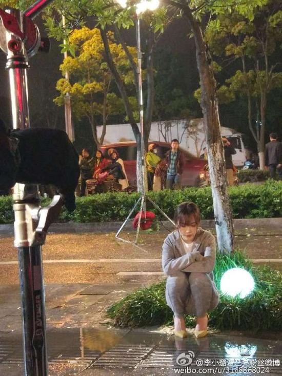 李小璐片场淋雨