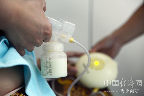 一位妈妈正在吸奶。图片来源:CFP