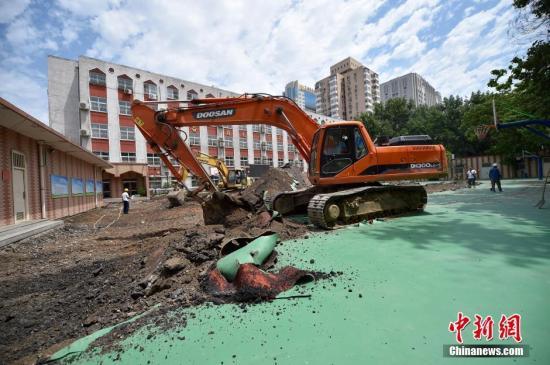 资料图:6月17日,北京市西城区教委对实验二小白云路分校操场进行全场拆除。中新网记者 金硕 摄