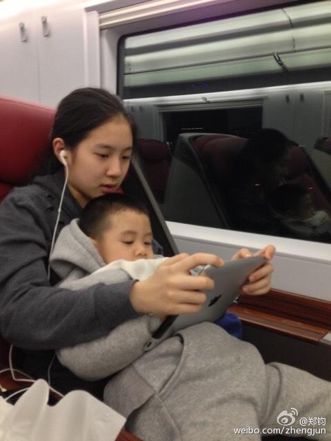 郑钧大女儿与儿子Jagger昔日合照