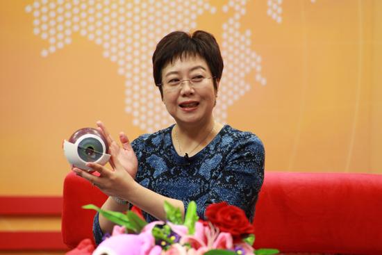 李莉主任展示眼球结构