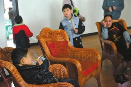 彭州市隆丰镇,无人管理的小雷学会了抽烟喝酒。