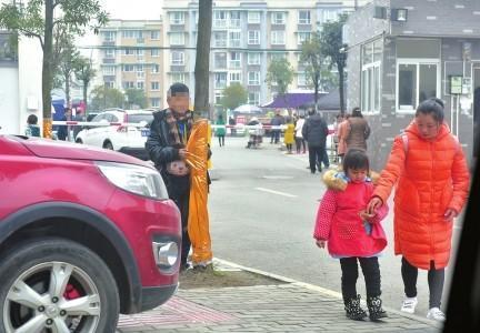 在大街上看到其他小朋友有母亲陪伴,在远处默默观看的小雷露出羡慕的眼神。