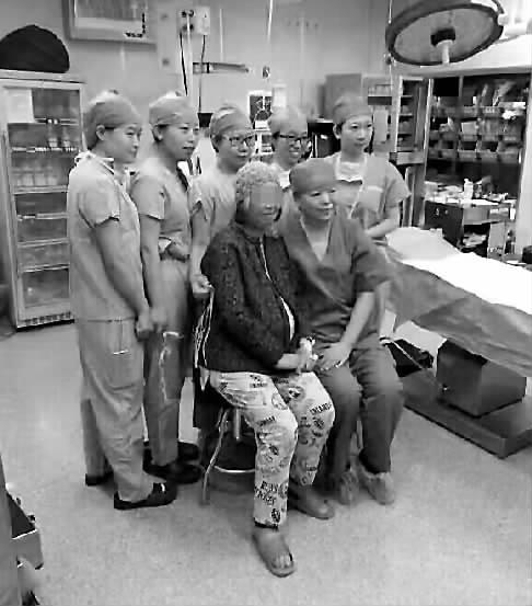 分娩前,产妇与医护人员合影 图片来自微博网友