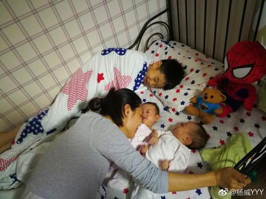 杨阳洋陪双胞胎妹妹睡觉