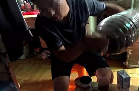 说着说着,阿宇又拎起了一壶杨梅烧,打算喝了起来,记者拦都拦不住。