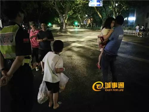 △方师傅(右侧)抱着诺诺,浩浩提着两袋药物和食品(好心人送的),阿宇在给周边的人分烟