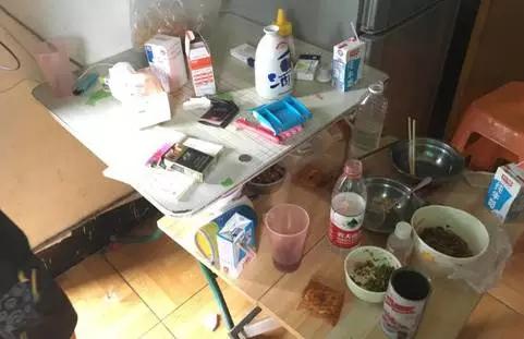 △一张小餐桌上,放着四五只餐碗,碗里有残羹冷炙:咸菜,咸鸭蛋、拌面。