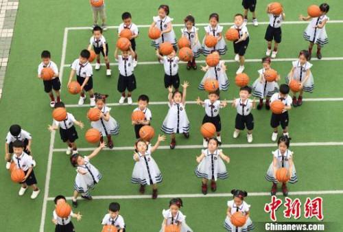 资料图:2017年6月12日,江西省新余市城北中心幼儿园的孩子们拍摄毕业照。 赵春亮 摄