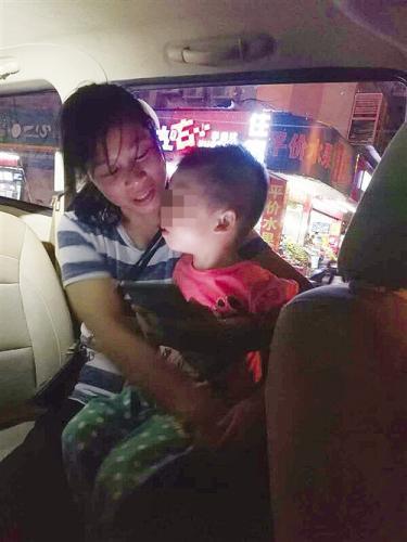 小聪终于回到妈妈怀抱(警方供图)