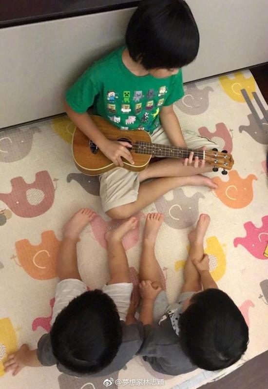 Kimi弹吉他
