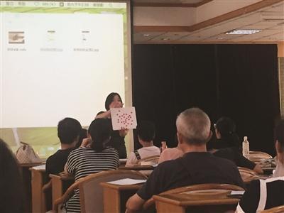 一家早教机构在南京某医院开设讲堂给家长介绍“闪卡”。