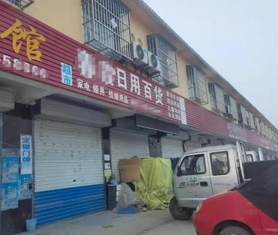 12月9日,国某立家在村头开的百货用品店,大门紧闭。新京报记者 李照 摄