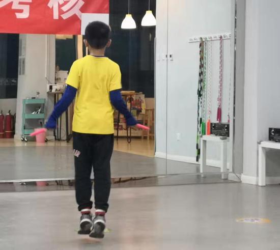 某跳绳培训班里,一个小男孩正在练习跳绳。摄影/新京报记者 吴婷婷